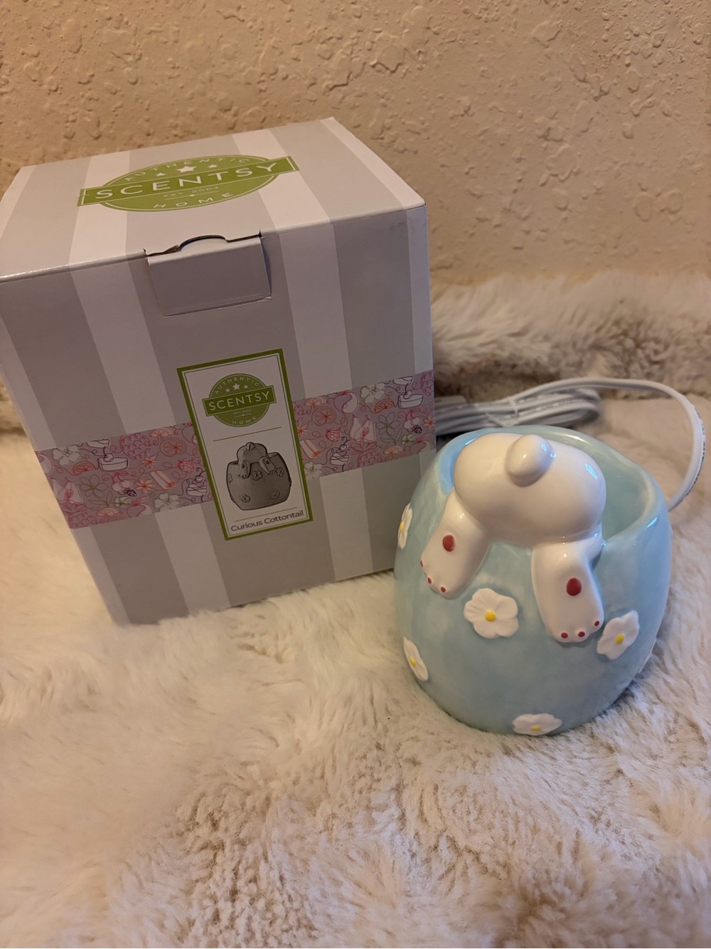 Scentsy Element Warmer – Curious Cottontail – New in Box